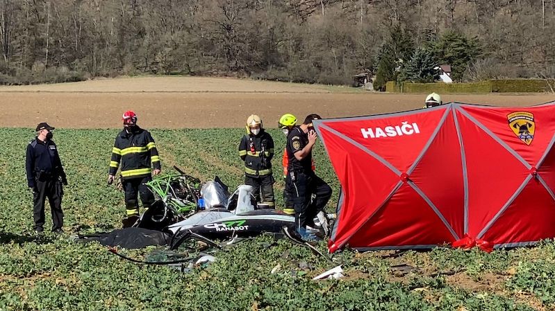U Prahy se zřítil vrtulník. Oběťmi jsou dva starší lidé